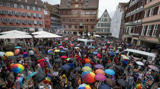 Regenschirme in Regenbogenfarben dominierten das Bild auf dem Tübinger Marktplatz.