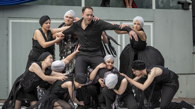Musical Chess Theater unter den Kuppeln Der Mensch im Bann der Supermächte: Die Schachfiguren zerren am Spieler Anatoly Sergievsky, gespielt von Niklas Rotschedl.