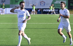 Torjubel bei den Young Boys Reutlingen: Christos Chatzimalousis (links) und Albert Silov. 
