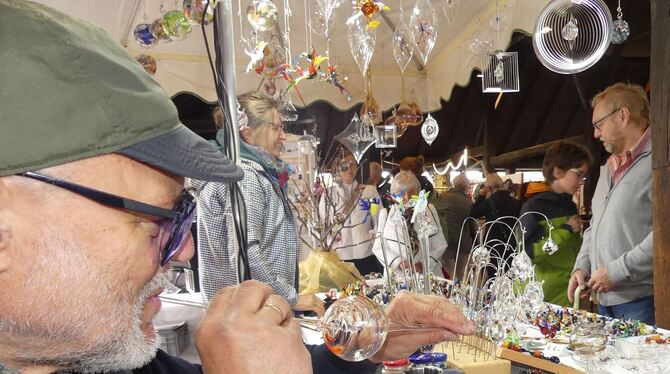 Kunsthandwerkermarkt Glasbläser Glasbläser Detlef Greiner-Pert zeigt sein Können.