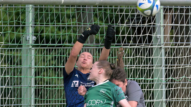 Frauen, Fussball, Regelgation in Verbandsliga, Rel in VL, Saison 2024/25, Wuerttemberg, wfv Die Sondelfingerin Anna Grüninger (grünes Trikot) kommt nicht an den Ball, Oppenweilers Keeperin Michelle Lastavec klärt.