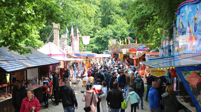 Kurzweil, Spaß, Rummel, Musik, Essen und Feierlaune: Viele Gäste verlustieren sich beim Nebelhöhlenfest. FOTO: LEIPPERT Kurzweil, Spaß, Rummel, Musik, Essen und Feierlaune: Viele Gäste verlustieren sich beim Nebelhöhlenfest. FOTO: LEIPPERT