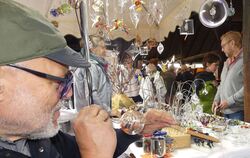  Glasbläser Detlef Greiner-Perth zeigt sein Können.  FOTO: SANDER