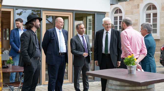 Ministerpräsident, Landesvater, Nehren, Gasthof Schwanen Der Ministerpräsident wurde von den Vertretern der Genossenschaft und Nehrens Bürgermeister Egon Betz (ganz rechts im Bild) begr