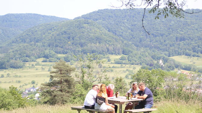 Pfingstfest Albverein Talheim Der beste Platz beim Pfingstfest des Albvereins Talheim: Dieser freistehende Tisch mit Aussicht auf das Dorf.