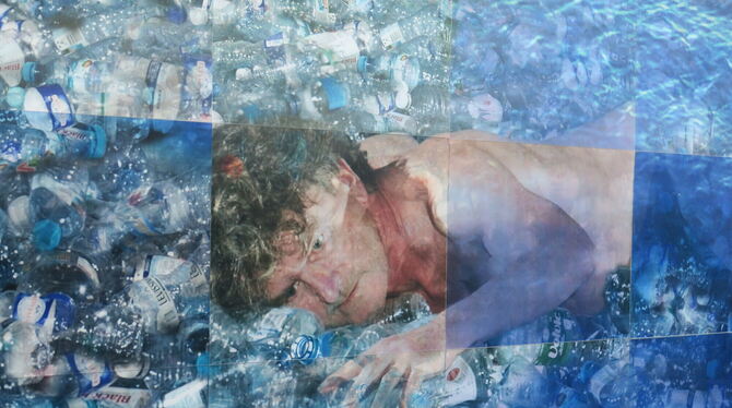 Meer, Künstler und Plastikmüll in Überlagerung: eine der Arbeiten von Andreas Hoffmann in seiner Ausstellung.