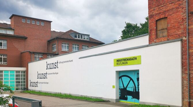 Industrie-Magazin Nach der Neugestaltung des großen Eingangstores fällt das Industrie-Magazin neben dem Haus der konkreten Kunst jetzt besser auf.