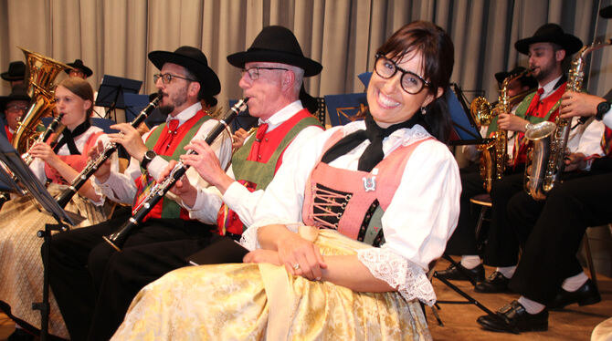 Die Musikkapelle Branzoll mit Moderatorin Alexia Erschbaumer. FOTOS: LEIPPERT Die Musikkapelle Branzoll mit Moderatorin Alexia Erschbaumer. FOTOS: LEIPPERT