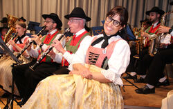Die Musikkapelle Branzoll mit Moderatorin Alexia Erschbaumer.  FOTOS: LEIPPERT