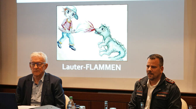 Jugendwart Bernd Schreiner (rechts) stellte Bürgermeister Klemens Betz und dem Gemeinderat das Logo der künftigen Kinderfeuerweh