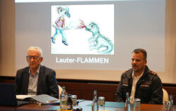 Jugendwart Bernd Schreiner (rechts) stellte Bürgermeister Klemens Betz und dem Gemeinderat das Logo der künftigen Kinderfeuerweh