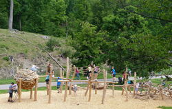 Schon wenige Tage nach der Eröffnung ist der Waldspielplatz Saurucken mit den neuen Geräten ein beliebtes Ausflugsziel.  FOTO: W