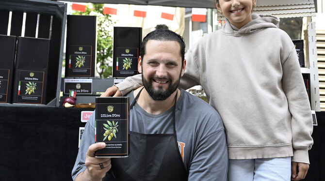 Markt: Olivenöl Vincenzo Sciacca (mit Töchterchen Medina) ist ein Neuzugang auf dem Reutlinger Wochenmarkt. An seinem Stand bietet der Beschicke