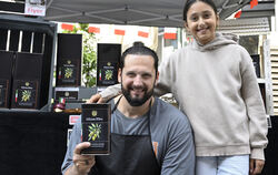 Vincenzo Sciacca (mit Töchterchen Medina) ist ein Neuzugang auf dem Reutlinger Wochenmarkt. An seinem Stand bietet der Beschicke