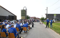 Freudentöne beim Spatenstich für ein Musikerheim in Mittelstadt. Gebaut wird rechts auf der grünen Wiese.