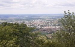 Wächst langsam zu: Blick vom Olgafels auf dem Roßfeld auf Metzingen und das Stuttgarter Vorland. 