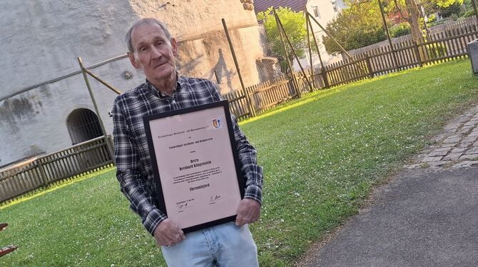 20 Jahre Vorsitzender Geschichts- und Heimatverein Trochtelfingen Bernhard Klingenstein 20 Jahre war Bernhard Klingenstein Vorsitzender, jetzt ist er Ehrenmitglied des Geschichts- und Heimatvereins Trochtelfingen.