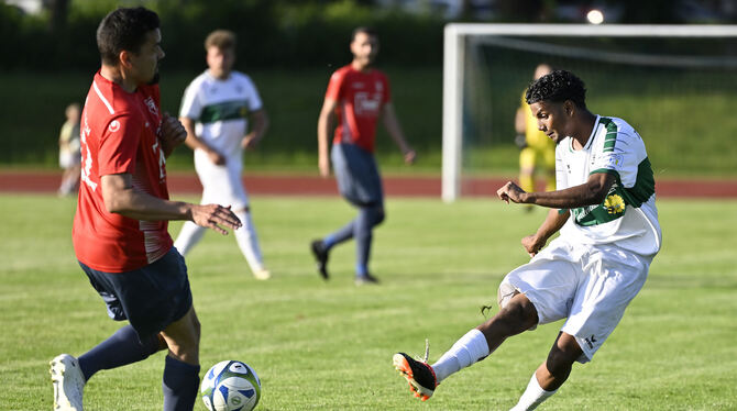 Fußball Relegation Siviraj Vinayakaraj (rechts, TSV Sondelfingen II) kommt gegen Johannes Kost zum Abschluss.