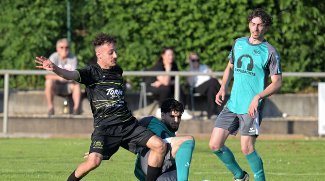 Bezirk Alb, Fussball, Halbfinale, Maenner, Relegation KL B Vize, Saison 2024/25, Wuerttemberg, in KL A, in Kreisliga A, wfv Kampf ist Trumpf: Damian Pirrachio (inks) von der TuS im Zweikampf mit dem SGler Yetkin Tokgül.