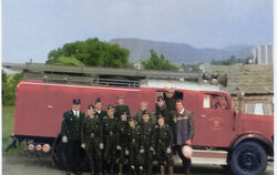Die ersten Mitglieder der Eninger Jugendfeuerwehr im Jahre 1975.