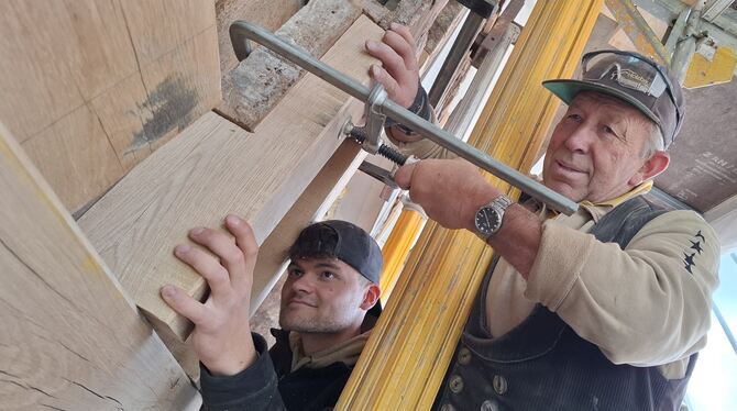 Rathaus Erpfingen Sanierung Sonnenbühl Tobias Geiger Ewald Klingenstein Holzbau Klingenstein Tobias Geiger und Ewald Klingenstein sind ein eingespieltes Team. Sie restaurieren das Fachwerk am Rathaus in Erpfingen.
