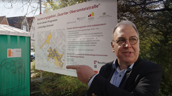 Thomas Keck im ZDF vor der störenden Toilette in der Reutlinger Kanzleistraße.