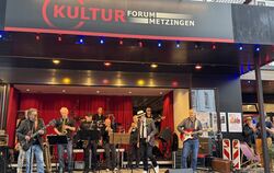 Ernest and the Hemingways: Die in Metzingen gegründete Kultband heizte beim Sommer-Open-Air 2024 anlässlich "Fünf Jahre Kulturfo