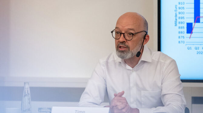 bay, lby, Konjunktur Timo Wollmershäuser, Konjunkturchef des Instituts für Wirtschaftsforschung (Ifo), nimmt an einer Pressekonferenz zur Veröffentl