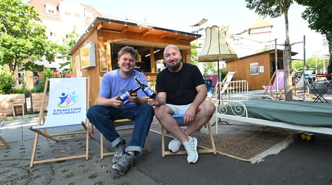 Echazhütten 3 Musketiere Tim Kucklies (links) und Erdem Türk vom Hilfsverein »3 Musketiere« freuen sich über ihre Echazhütte und das eigene »Muskebier«.
