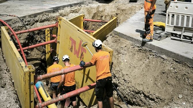 Umleitung-Baugrube Die B 28 ist zwischen der Hochhaus- und der Wasserfallkreuzung am Wochenende gesperrt, weil gerade eine Gashochdruckleitung in d