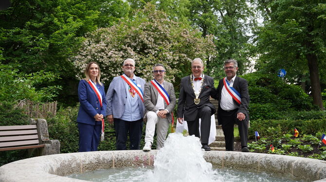 Oberbürgermeister Thomas Keck (Zweiter von rechts) feiert mit Roannes Bürgermeister Yves Nicolin (Mitte) und weiteren Delegation