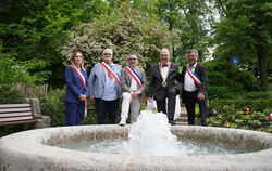 Oberbürgermeister Thomas Keck (Zweiter von rechts) feiert mit Roannes Bürgermeister Yves Nicolin (Mitte) und weiteren Delegation