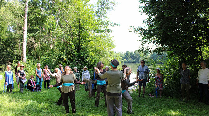 Global Water Dances Markwasen Die Tanzgruppe »Freiräume« stellte am Breitenbachsee die unterschiedlichen Formen des Wassers dar.