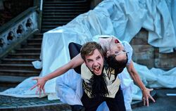 Der Forscher und sein Monster: Reyniel Ostermann als Frankenstein und Eva Dorlaß als Autorin Mary Shelley.