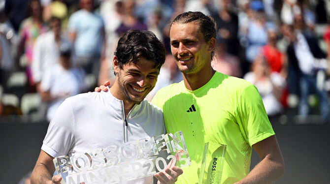 dpatopbilder, lsw, bwg, ATP-Tour, Stuttgart, Herren, Einzel, Tennis Alexander Zverev (rechts) verliert gegen Taylor Fritz und muss weiter auf seinen ersten Erfolg auf Rasen warten.
