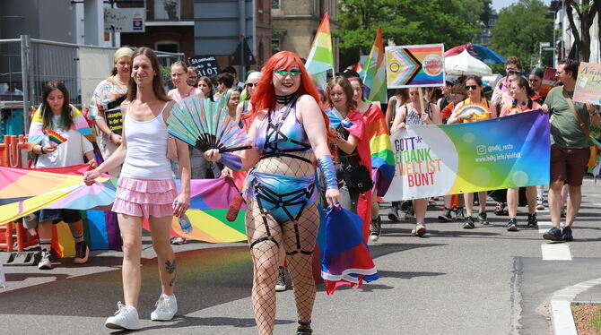 Eine bunte Schlange mit rund 700 Teilnehmern zog unter anderem über die Kaiserstraße. FOTOS: REISNER Eine bunte Schlange mit rund 700 Teilnehmern zog unter anderem über die Kaiserstraße. FOTOS: REISNER