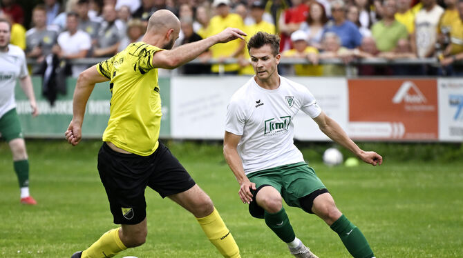 Fußball Relegation Rafael Rees (links, SV Neustetten) gegen Sickenhausens Paul Prochiner im direkten Spielertrainer-Duell.