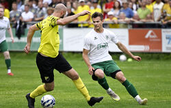 Rafael Rees (links, SV Neustetten) gegen Sickenhausens Paul Prochiner im direkten Spielertrainer-Duell.
