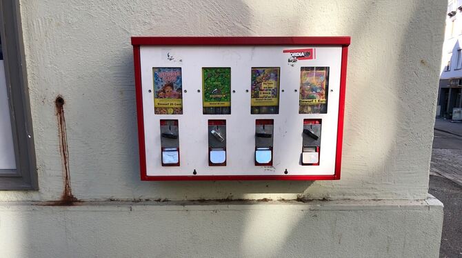 Kaugummiautomat am Albtorplatz; Reutlingen Die Süßigkeiten aus Automaten wie diesem am Reutlinger Albtorplatz sind heutzutage wie Bonbons einzeln verpackt.