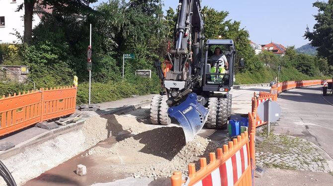 Leserfrage, Dettingen, Baustelle, Karlstraße Die Bauarbeiten ind er Karlstraße werden noch einige Monate lang andauern. Über einen Kilometer Länge sollen dort Leitungen für