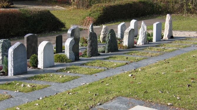 Auf einem Friedhofsgrab finden die meisten Menschen ihren letzten Ruheplatz. Ob sich daran künftig etwas ändert, ist noch offen.