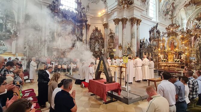 Viel Weihrauch und ein Dutzend Pfarrer, die den Gottesdienst gemeinsam zelebrieren: Feierliche Atmosphäre bei der Kroaten-Wallfa Viel Weihrauch und ein Dutzend Pfarrer, die den Gottesdienst gemeinsam zelebrieren: Feierliche Atmosphäre bei der Kroaten-Wallfa