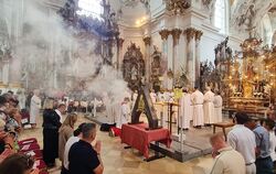 Viel Weihrauch und ein Dutzend Pfarrer, die den Gottesdienst gemeinsam zelebrieren: Feierliche Atmosphäre bei der Kroaten-Wallfa