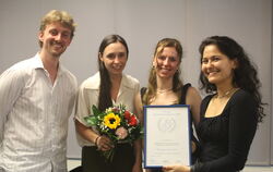 Die Refugee Law Clinic (von links: Micha Heinkelein, Patricia Tumele, Selina Holzinger und Selin Wacker) erhielt den Menschenrec