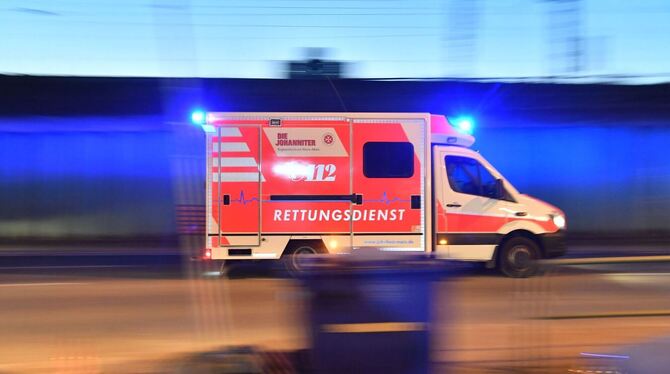 Rettungswagen mit Blaulicht Rettungswagen mit Blaulicht