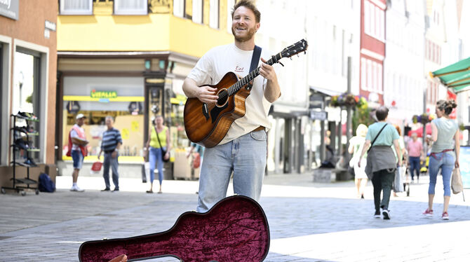 Straßenmusik; Dominik Vona; Reutlingen; Fußgängerzone Weil das Ordnungsamt kulant und »es einfach schön hier« ist, macht der Tübinger Musiker Dominik Vona besonders gern Straßenmusik
