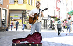 Weil das Ordnungsamt kulant und "es einfach schön hier" ist, macht der Tübinger Musiker Dominik Vona besonders gern Straßenmusik