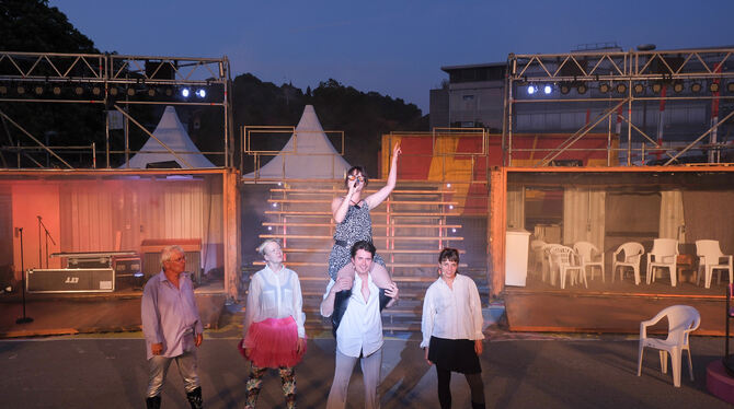Sommertheater Tübingen 2025 LTT Sex and Drugs and Schlagertraum Zeitreise mit Röckchen und Brille: Die Darsteller des LTT bei einer Probe.
