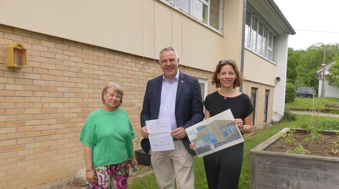 Rektorin Anke Krohnke, Bürgermeister Volker Brodbeck und Architektin Daniela Wezel (von links) an der Stelle, an der die Mensa a Rektorin Anke Krohnke, Bürgermeister Volker Brodbeck und Architektin Daniela Wezel (von links) an der Stelle, an der die Mensa a