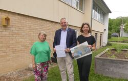 Rektorin Anke Krohnke, Bürgermeister Volker Brodbeck und Architektin Daniela Wezel (von links) an der Stelle, an der die Mensa a